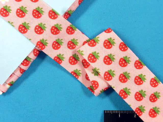 綿プリントワイドバイアス（両折れタイプ）イチゴ・ピンク×赤（25mm幅 7m巻）