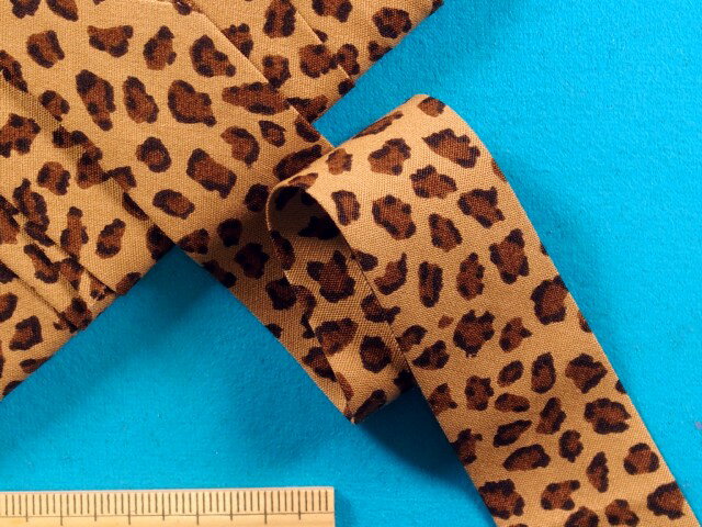 綿プリントワイドバイアス（両折れタイプ）アニマル・薄茶系×茶（25mm幅　6m巻）