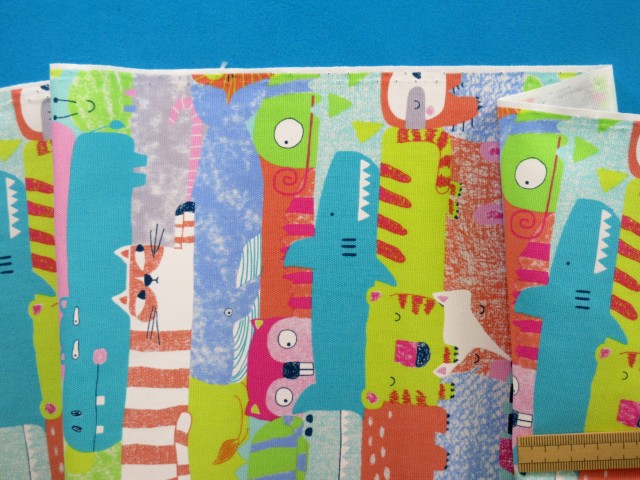 綿プリントオックス生地動物・ピンク×水（110cm幅　1m）