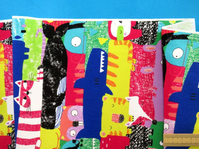 綿プリントオックス生地動物・グリン×濃ピンク（110cm幅　1m）