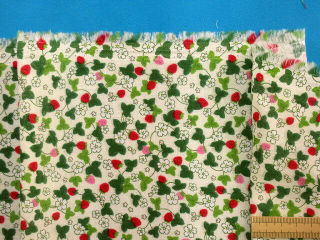 綿ダブルガーゼ生地イチゴアイボリー×赤（110cm幅 1m）