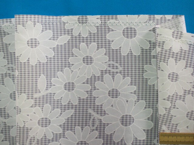 綿プリント生地花/チェックグレー×オフ白（110cm幅　2m）