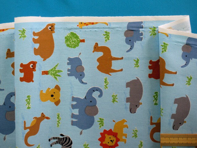 綿プリント生地動物・水色（110cm幅　2m）