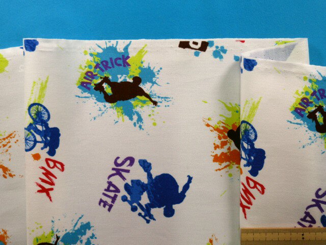 在庫処分綿プリントオックス生地BMX・オフ白×オレンジ（110cm幅　1m）