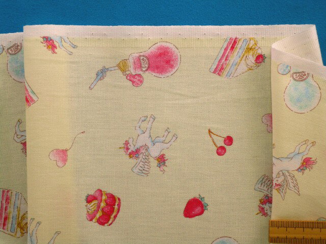綿プリント生地ユニコーン/イチゴ・クリーム（110cm幅 2m）