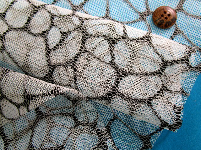 ラッセルレース生地オフ白×グレー（140cm幅　1．5m）