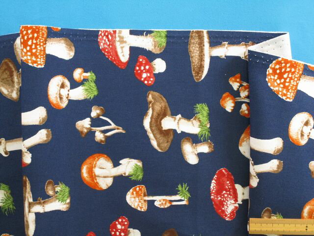綿プリントオックス生地きのこ・紺””（110cm幅　1m）のサムネイル
