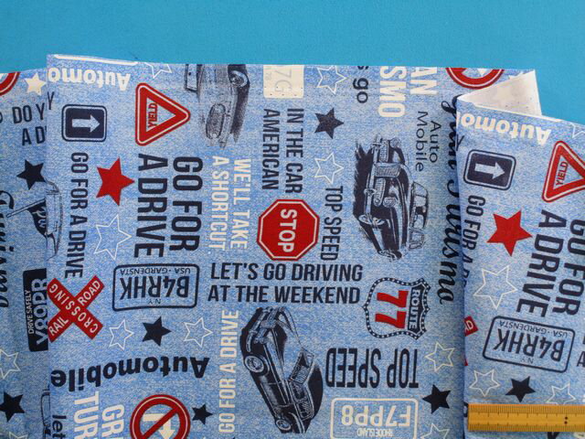 綿プリントオックス生地車/英字・ブルー×紺（110cm幅　1m）