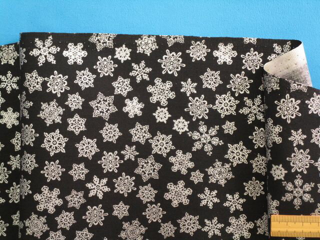綿プリント生地（ROBERT KAUFMAN）雪の結晶・黒×銀（110cm幅　2m）