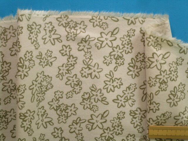 綿プリントビエラ起毛生地花・オフ白×モスグリン（105cm幅　2m）