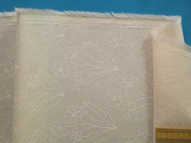 綿プリント生地〈少々難あり〉花・生成り×オフ白（105cm幅 2m）