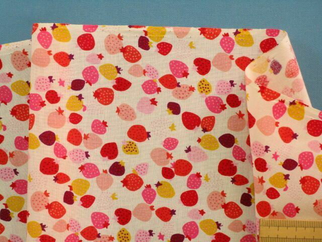 綿プリント生地いちご・アイボリー×赤（105cm幅 2m）
