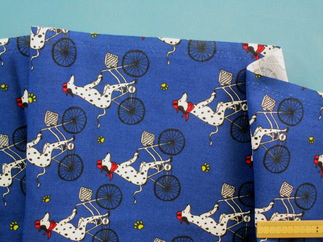 綿プリントオックス生地イヌ/自転車・ブルー（110cm幅　1m）