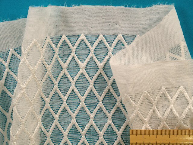 在庫処分・大幅値下げストレッチレース生地オフ白（105cm幅　2m）