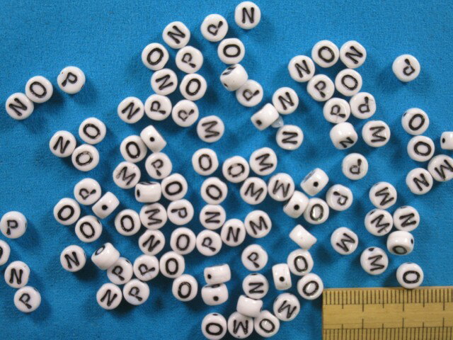 在庫処分チェコガラスビーズアルファベット（M．N．O．P）白