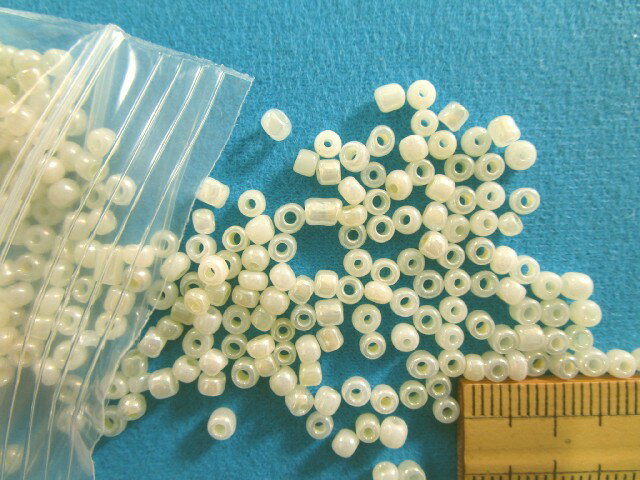 ガラス丸ビーズ(3mm)アイボリー