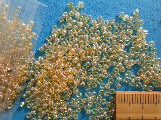 ガラス丸ビーズ(2mm)薄オレンジ