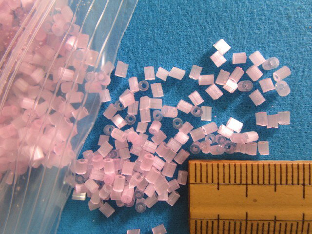 ガラス竹ビーズ(2mm×2mm)ピンク
