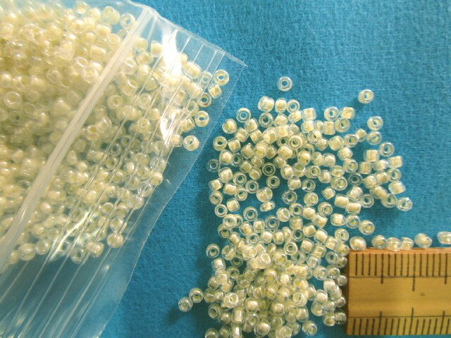 ガラス丸ビーズ(2mm)薄イエロー