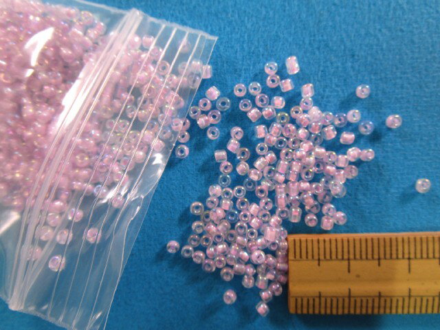 ガラス丸ビーズ(2mm)オーロラ薄赤紫