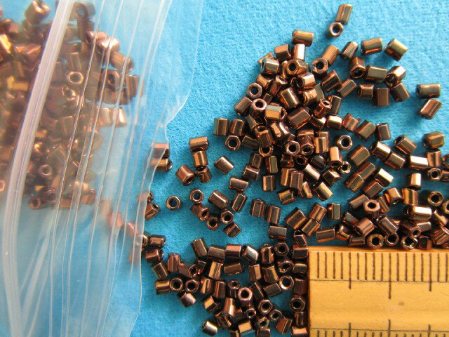 ガラス竹ビーズ(2mm×2mm)メタルコゲ茶