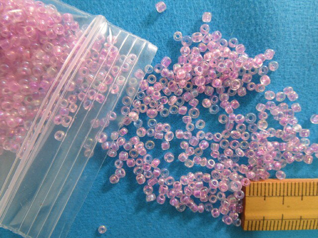 ガラス丸ビーズ(2mm)オーロラ薄赤紫系