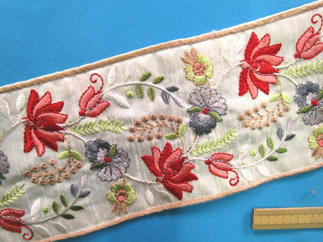 インド刺繍リボン（9.5cm幅 1m）オフ白×赤×グレー