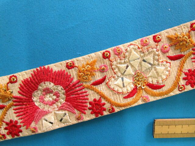 インド刺繍リボン（4.5cm幅 1m）薄ベージュ×濃ピンク×オフ白
