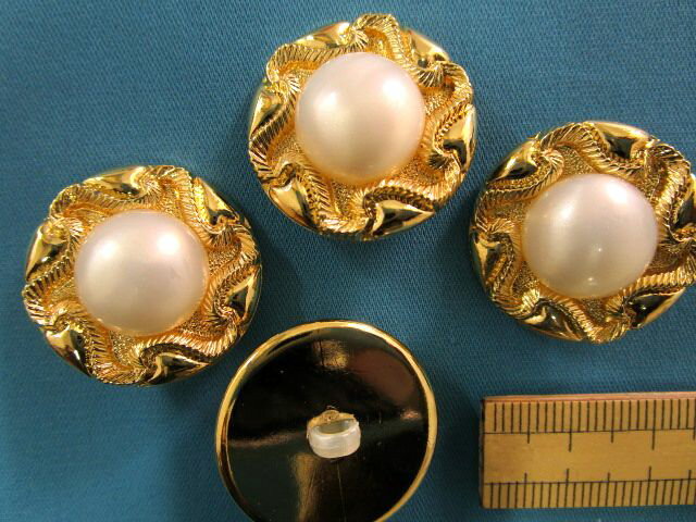 プラメタルボタン（24mm）金×オフ白