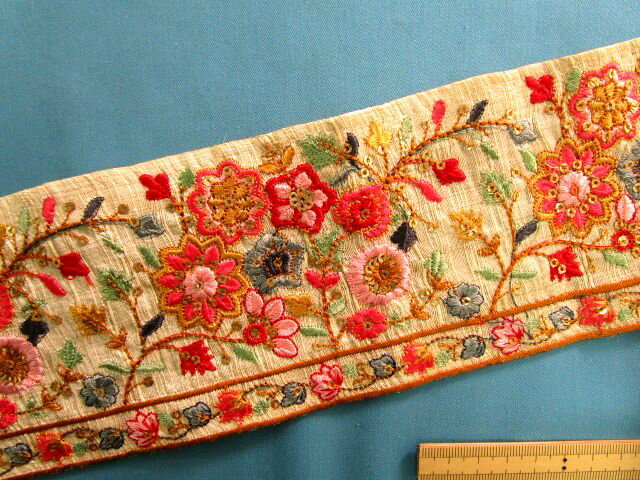 インド刺繍リボン（9cm幅 1m）ベージュ×ピンク×赤