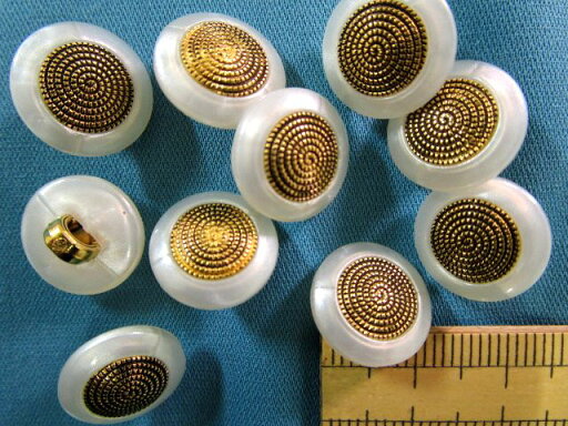 プラメタルボタン(13mm)オフ白×金 プラメタルボタン(13mm)オフ白×金