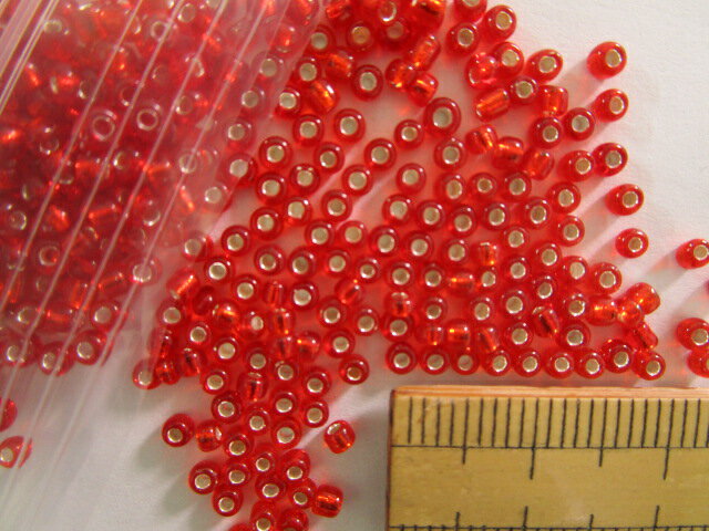 ガラスビーズ(2.2mm)赤系