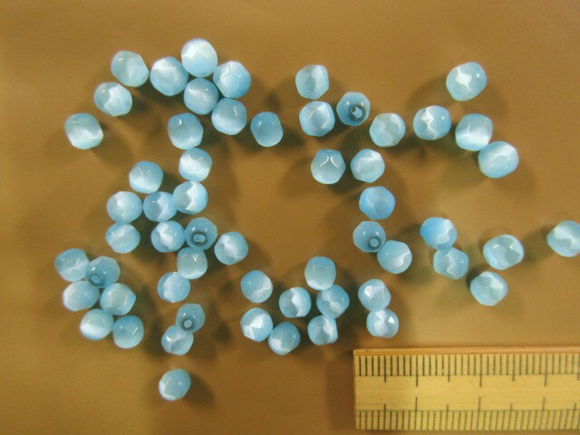 キャッツアイ（ガラスビーズ）　約5×5mm水色系