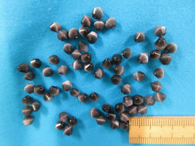 キャッツアイ（ガラスビーズ）　約5×5mm黒系