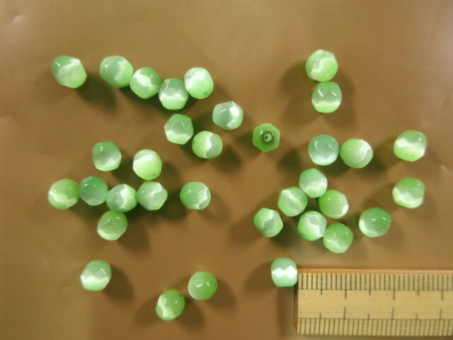 キャッツアイ（ガラスビーズ）　約6×6mmキミドリ系
