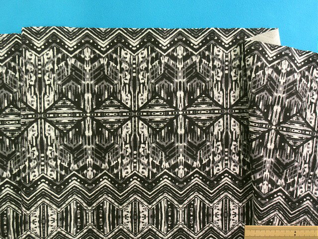 在庫処分綿中厚プリント起毛生地黒系×オフ白（110cm幅　2m）のサムネイル