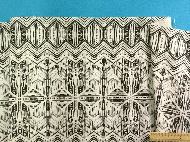 在庫処分綿中厚プリント起毛生地オフ白×黒（110cm幅　2m）のサムネイル