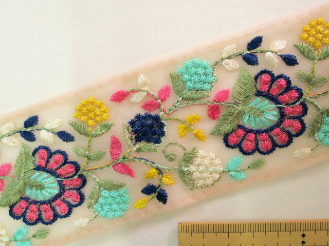 インド刺繍リボン（6cm幅 　1m）薄ベージュ系×薄グリン