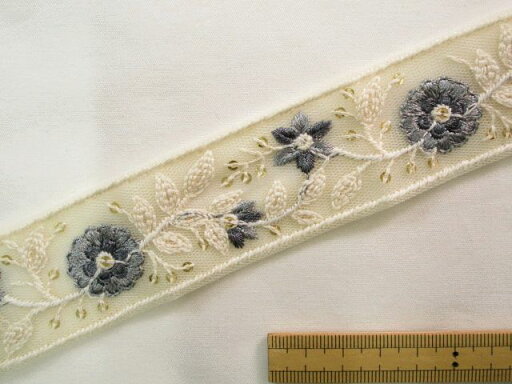 インド刺繍リボン(3.5cm幅 1m)アイボリー×グレー インド刺繍リボン(3.5cm幅 1m)アイボリー×グレー