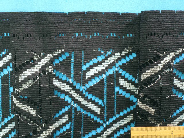 ラッセルレース生地黒×オフ白（105cm幅　2m）