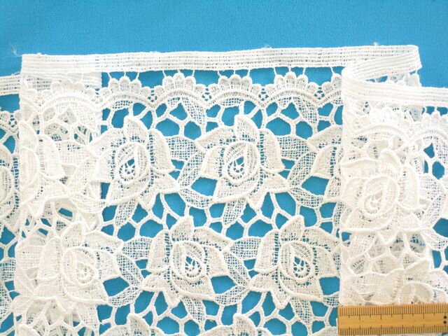 レーヨンケミカルレース生地花・オフ白//（40cm幅　2m）
