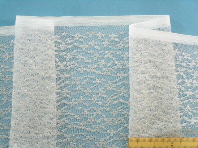 ラッセルレース生地オフ白×銀（150cm幅　1．5m）