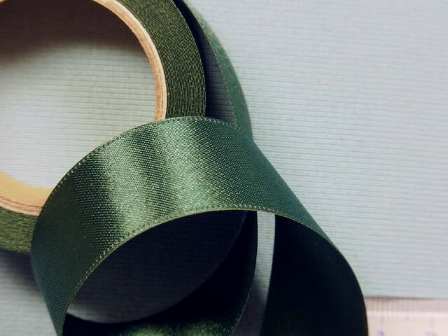 両面シルキーサテン濃グリン（24mm幅　5m巻）