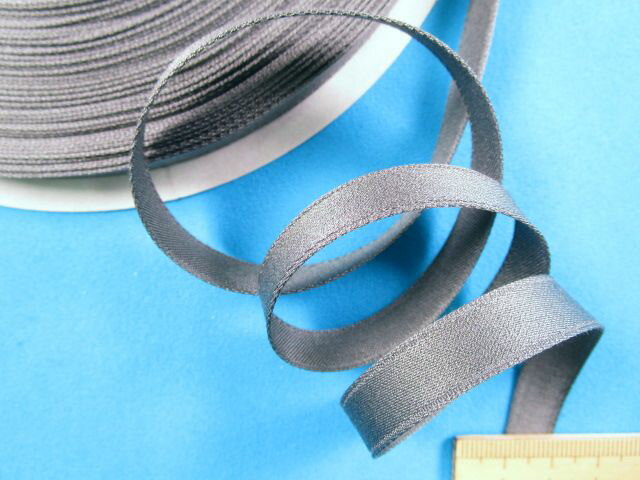 コットン片面サテンリボン濃グレー（0.9cm幅　30m巻）