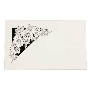 商品説明品&nbsp; &nbsp;名名刺 4号 [50枚入] 切リ絵 F4 花飾り サイズ（mm）55×91入数50 枚/箱米坪(g/m2)184 紙厚(mm)0.196コード103124備　考4号 切り絵名刺（50枚入）様々な絵柄をレーザー加工により繊細に切り抜いた名刺です。インパクトは抜群！ インクリボンプリンタに対応しています。