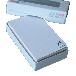 商品説明品&nbsp; &nbsp;名名刺 4号 間伐材T 間伐材マーク入(タテ型) サイズ（mm）55×91入数100 枚/箱米坪(g/m2)193 紙厚(mm)0.215コード104095備　考4号 間伐材ビジネスで最も使用されている名刺、それが【薄口】です。 ブラウン調の温かみのある色味が特徴です。 森林の木々が成長して林内が過密になると、日光が地表まで届きにくくなり、健全に成長することが出来なくなります。 そこで、木々の一部を伐採することで森林全体を健全な状態に保つことが出来ます。 これを間伐といい、その際に伐採された木材＝間伐材を使用した名刺です。