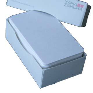 商品説明品&nbsp; &nbsp;名名刺 4号 カド丸 白桜 サイズ（mm）55×91入数100 枚/箱米坪(g/m2)285 紙厚(mm)0.355コード112002備　考4号 カド丸格調高く、重厚感に満ちた白桜は、ワンランク上の名刺として企業経営者や会社役員、士業に携わる多くの方に今なお変わらないご愛顧をいただいております。 カドが丸くなっているので、ソフトなイメージが伝わります。