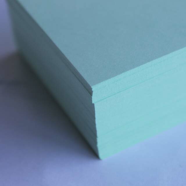 商品説明品&nbsp; &nbsp;名名刺 10面付 [220枚入] EC103 グリーン サイズ（mm）297×210入数220 枚/箱米坪(g/m2)206 紙厚(mm)0.239コード141163備　考名刺10面付 スタンダード（用紙220枚+C箱20個付）パステル調のソフトな色合いが特徴のファンシーカラー名刺です。 名刺だけでなくショップカードなどにも利用できます。 A4サイズの10面付用紙です。 ワンタッチ式の紙箱（C箱）が20個付いています。