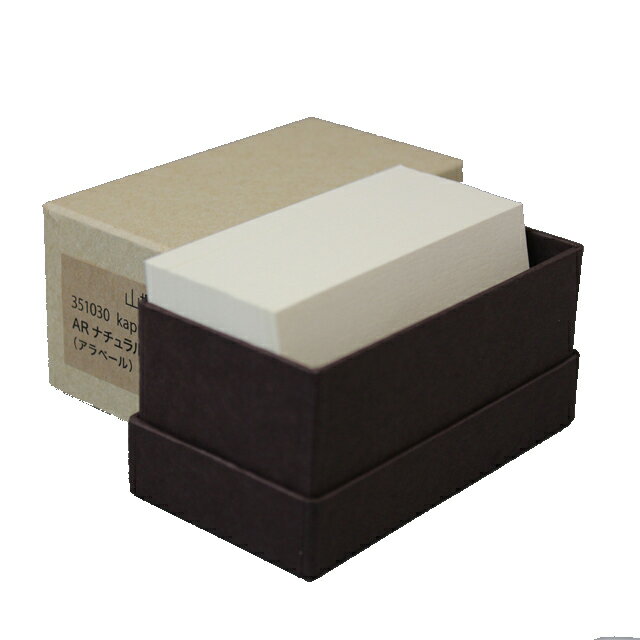 商品説明品&nbsp; &nbsp;名名刺 4号 kappan ARナチュラル サイズ（mm）55×91入数100 枚/箱米坪(g/m2)233 紙厚(mm)0.355コード351030備　考4 号 kappan活版印刷に相性のいい厳選された紙は、その魅力を際立たせます。 伝統的な活版印刷の技術にはもちろん、 現代的な強く圧力を掛けて印刷をする活版印刷にも相性のよい紙を選びました。 マットな質感で優しい手触りの名刺です。