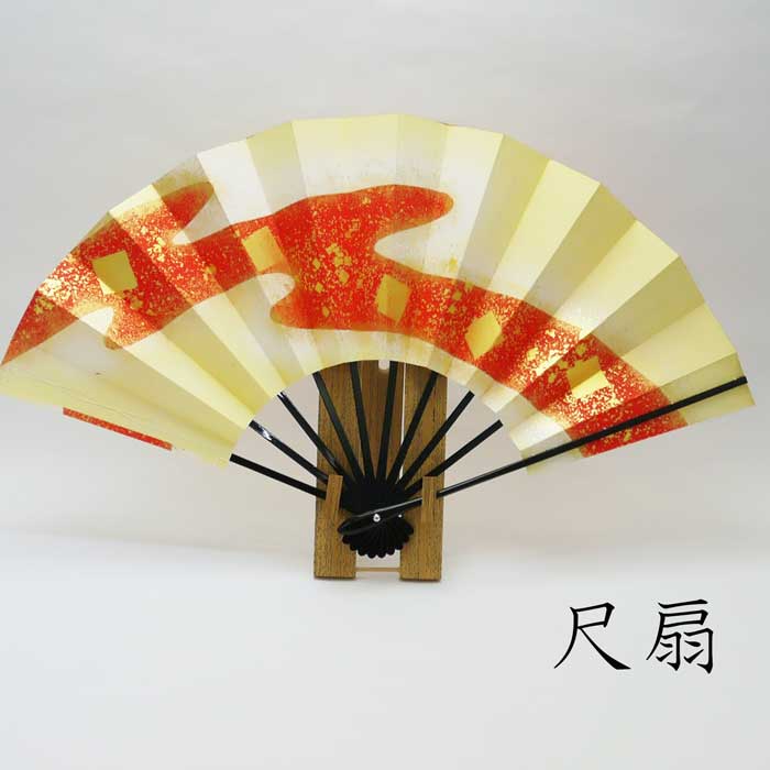 ■尺扇　舞扇　白《朱金霞》■一般の舞扇より一回り大きな尺扇です。特に男性はもちろん　舞台用におススメです。 詳細 ・黒塗骨/紙箱入り　日本製　約30cm お届けについて 即日発送可団体ご注文はお取り寄せとなりますので、入荷予定日等お電話にてお問い合わせください。 舞扇は一般的な扇子と異なり、基本的に両面が同じ柄となっております。日本舞踊、新舞踊、よさこい、舞台をはじめインテリアや海外土産にもオススメです。